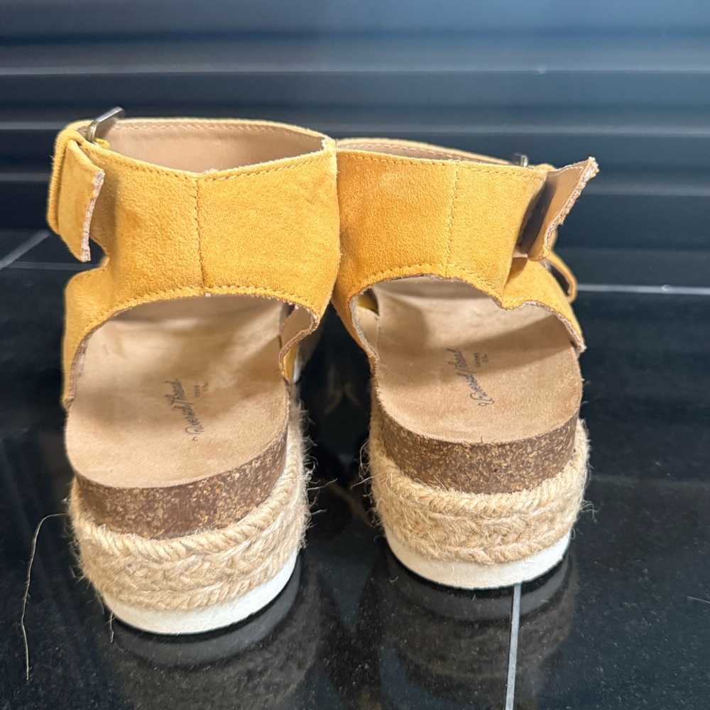 Universal Thread Yellow Espadrille Sandals women’s size 6.5 - Picture 5 of 5